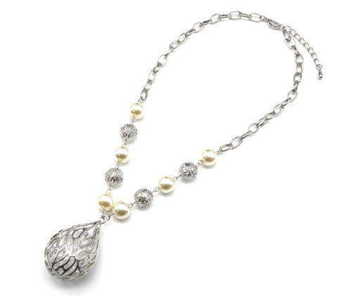 CC1079E - Collier Boules Ajourées et Perles Ecru avec Pendentif Goutte Métal Argenté