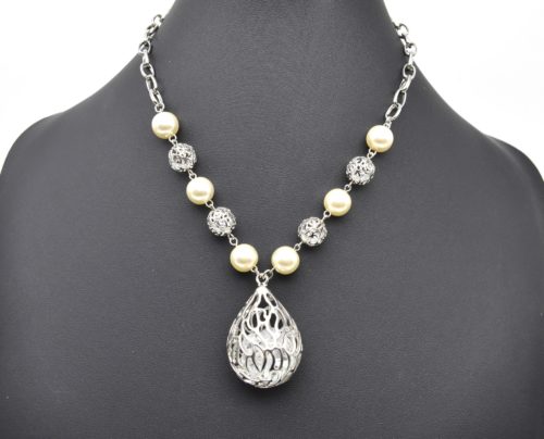 Collier-Boules-Ciselees-et-Perles-Ecru-avec-Pendentif-Goutte-Ciselee-Metal-Argente