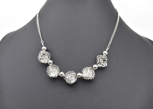 Collier-Pendentif-Cubes-Motif-Fleur-Ciselee-Metal-Argente