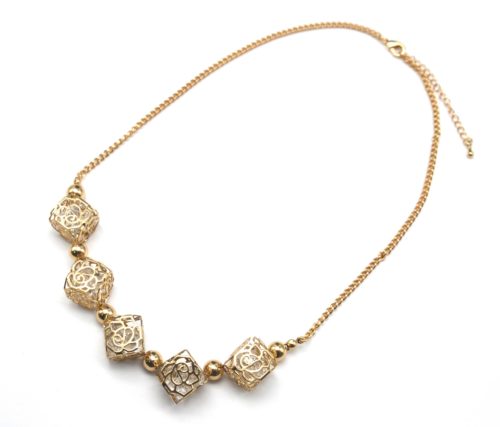 CC1082E - Collier Pendentif Cubes Motif Fleurs Ajourées Métal Doré