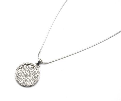 CC1135E - Collier Pendentif Cercle Ajouré Motif Rosace Métal Argenté Contour Strass