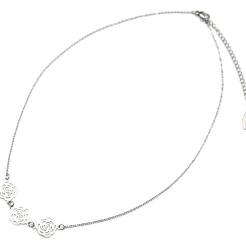 Collier-Fine-Chaine-Pendentif-Triple-Mini-Fleurs-Ajourees-Acier-Argente