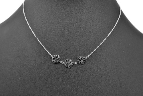 Collier-Fine-Chaine-Pendentif-Triple-Mini-Fleurs-Ajourees-Acier-Argente