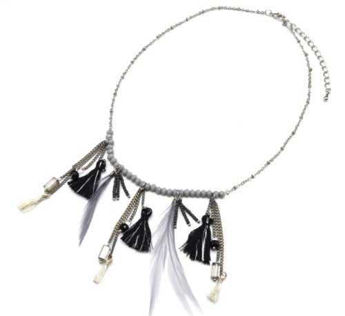 Collier-Plastron-Ethnique-Fine-Chaine-Metal-Perles-Plumes-et-Pompons-Noir-Gris