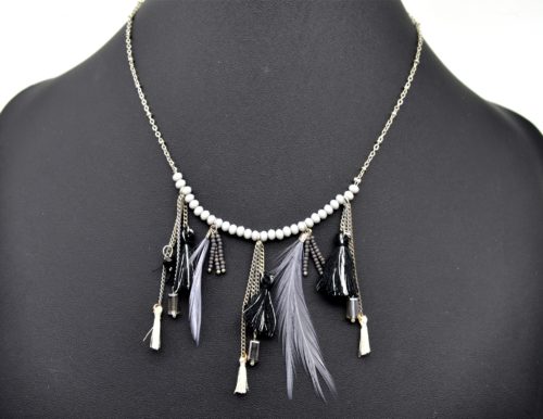 Collier-Plastron-Ethnique-Fine-Chaine-Metal-Perles-Plumes-et-Pompons-Noir-Gris