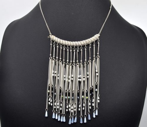 Collier-Plastron-Ethnique-Multi-Chaines-Pendantes-Metal-et-Perles-Gris