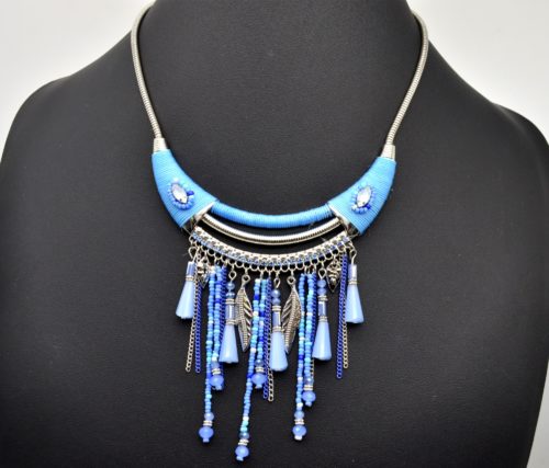 Collier-Plastron-Ethnique-Demi-Lune-et-Multi-Chaines-Plumes-Perles-Bleu