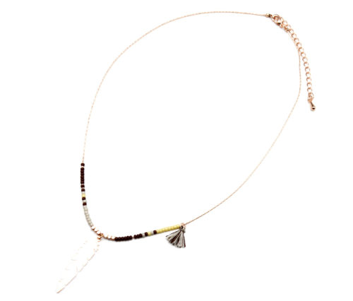 Collier-Fine-Chaine-Acier-Or-Rose-avec-Pendentif-Plume-Pompon-et-Perles-Rocaille-Marron