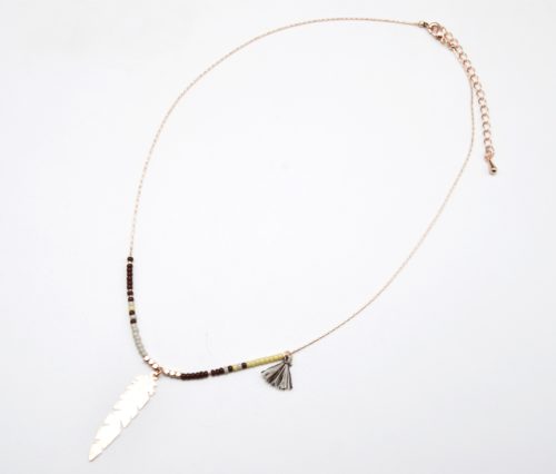 Collier-Fine-Chaine-Acier-Or-Rose-avec-Pendentif-Plume-Pompon-et-Perles-Rocaille-Marron