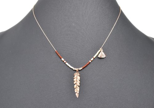 Collier-Fine-Chaine-Acier-Or-Rose-avec-Pendentif-Plume-Pompon-et-Perles-Rocaille-Marron