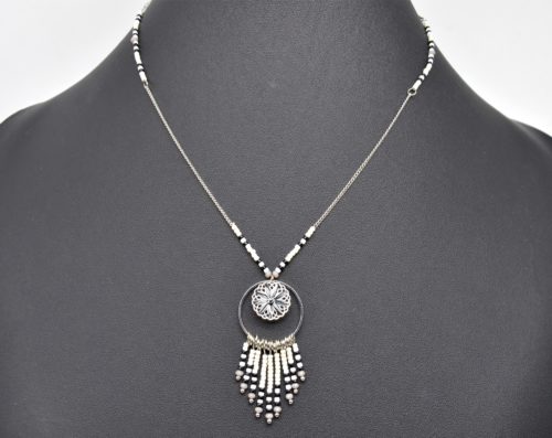 Collier-Fine-Chaine-Acier-Argente-Pendentif-Rosace-Ajouree-et-Perles-Rocaille-Noir