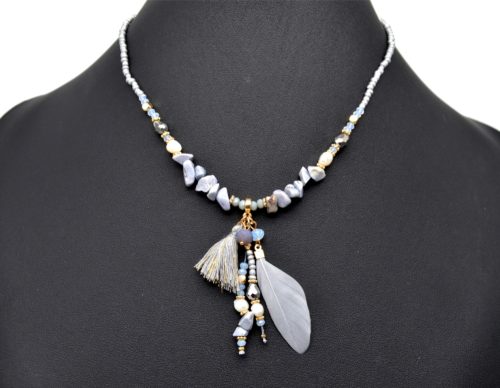 Collier-Perles-de-Rocaille-Pierres-avec-Pendentif-Pompon-et-Plume-Ethnique-Gris