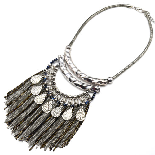 Collier-Plastron-Ethnique-Pendentif-Tubes-Metal-avec-Gouttes-Motif-et-Chaines-Argente