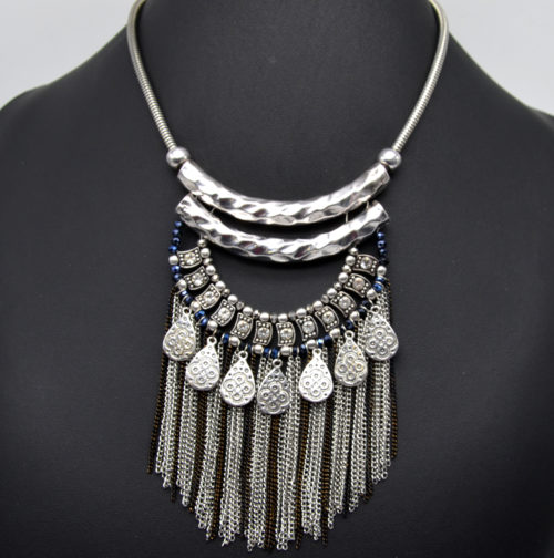 Collier-Plastron-Ethnique-Pendentif-Tubes-Metal-avec-Gouttes-Motif-et-Chaines-Argente