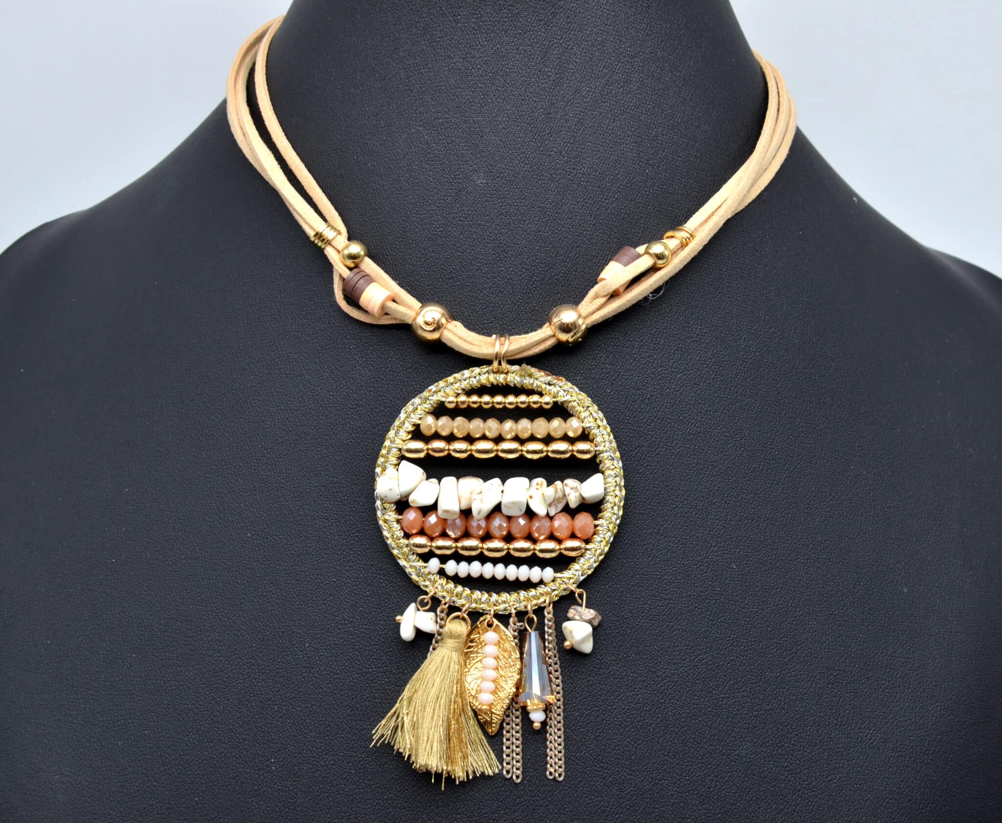 Collier-Multi-Cordons-Pendentif-Cercle-Macrame-avec-Pierres-et-Perles-Assorties-et-Charms-Ethnique-Beige