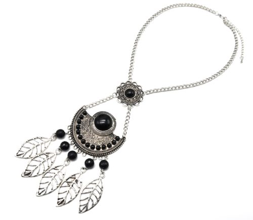 Collier-Plastron-Ethnique-Pendentif-Fleur-Demi-Cercle-Metal-Vieilli-Argente-avec-Pierres-Perles-et-Feuilles