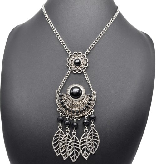 Collier-Plastron-Ethnique-Pendentif-Fleur-Demi-Cercle-Metal-Vieilli-Argente-avec-Pierres-Perles-et-Feuilles