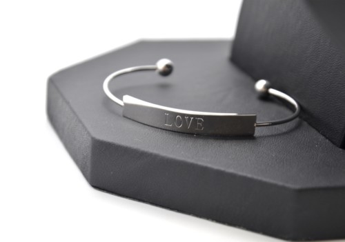 Bracelet-Jonc-Ouvert-Acier-Argente-avec-Rectangle-Message-Love