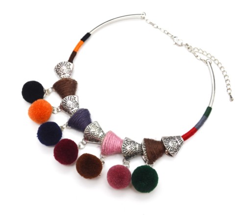 Collier-Plastron-Pieces-Metal-Vieilli-Argente-avec-Fils-et-Pompons-Boule-Multicolore