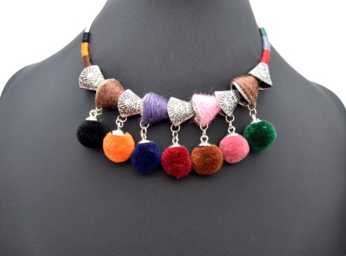 CC1488E - Collier Plastron Pièces Métal Vieilli Argenté avec Fils et Pompons Boule Multicolore - Mode Fantaisie – Image 2