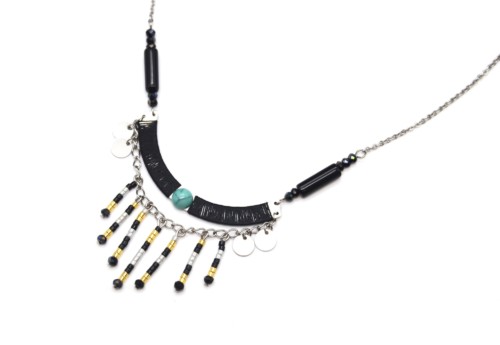 Collier-Fine-Chaine-Acier-Argente-avec-Pendentif-Plastron-Perles-Rocaille-Noir