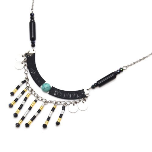 Collier-Fine-Chaine-Acier-Argente-avec-Pendentif-Plastron-Perles-Rocaille-Noir