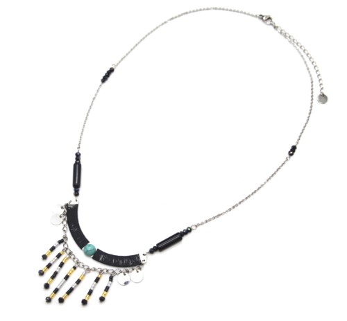 Collier-Fine-Chaine-Acier-Argente-avec-Pendentif-Plastron-Perles-Rocaille-Noir