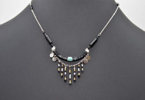 Collier-Fine-Chaine-Acier-Argente-avec-Pendentif-Plastron-Perles-Rocaille-Noir