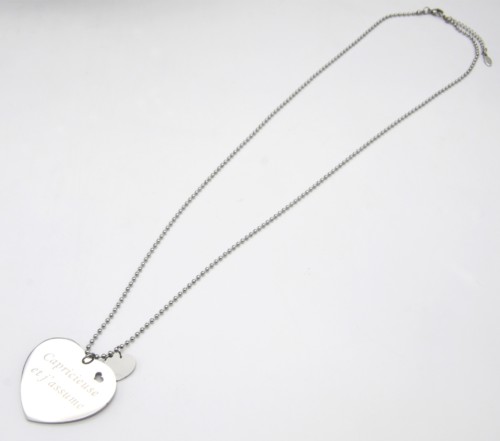 Sautoir-Collier-Chaine-Boules-Acier-Argente-avec-Pendentif-Coeur-Message-Capricieuse-et-jassume