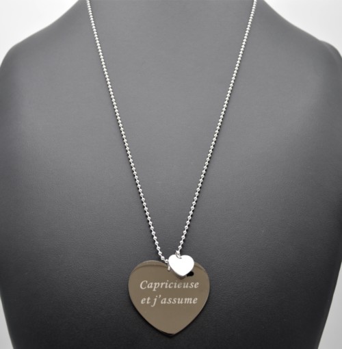 Sautoir-Collier-Chaine-Boules-Acier-Argente-avec-Pendentif-Coeur-Message-Capricieuse-et-jassume