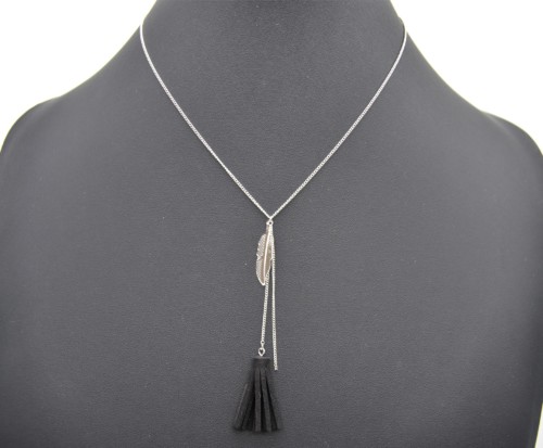 Collier-Fine-Chaine-Y-Pendentif-Plume-Metal-Argente-et-Pompon-Franges-Noir