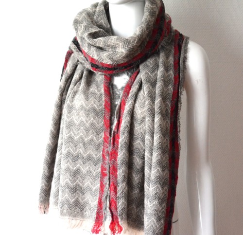 Echarpe-Longue-Automne-Hiver-Motif-Chevrons-Degrade-Gris-avec-Contour-Bandes-Rouge