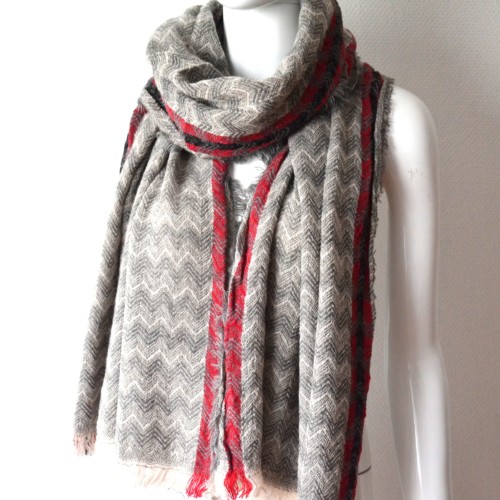 Echarpe-Longue-Automne-Hiver-Motif-Chevrons-Degrade-Gris-avec-Contour-Bandes-Rouge