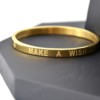 Bracelet-Jonc-Moyen-Acier-Dore-avec-Message-Make-A-Wish