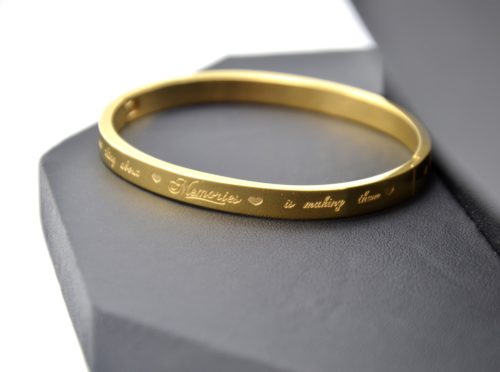 Bracelet-Jonc-Moyen-Acier-Dore-avec-Message-The-best-thing-about-Memories-is-making-them