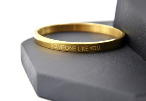 Bracelet-Jonc-Moyen-Acier-Dore-avec-Message-Someone-Like-You
