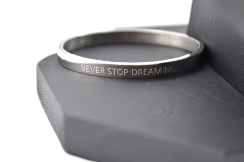 Bracelet-Jonc-Moyen-Acier-Argente-avec-Message-Never-Stop-Dreaming