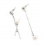 Boucles-dOreilles-Asymetriques-Barres-Chaine-Metal-Argente-et-Perles-Ecru