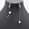 Boucles-dOreilles-Asymetriques-Barres-Chaine-Metal-Argente-et-Perles-Ecru