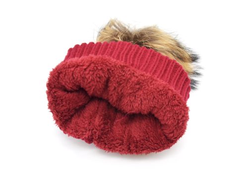 Bonnet-Hiver-Maille-Effet-Croise-Bordeaux-avec-Revers-Interieur-Polaire-et-Pompon-Fourrure-Beige