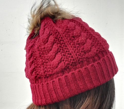 Bonnet-Hiver-Maille-Effet-Croise-Bordeaux-avec-Revers-Interieur-Polaire-et-Pompon-Fourrure-Beige