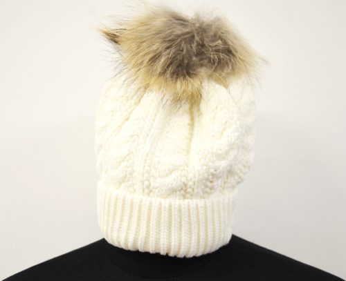 Bonnet-Hiver-Maille-Effet-Croise-Ecru-avec-Revers-Interieur-Polaire-et-Pompon-Fourrure-Beige