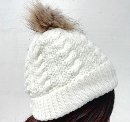 Bonnet-Hiver-Maille-Effet-Croise-Ecru-avec-Revers-Interieur-Polaire-et-Pompon-Fourrure-Beige