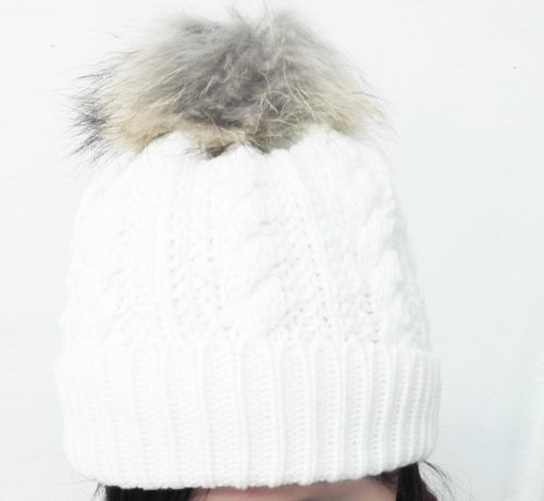 Bonnet-Hiver-Maille-Effet-Croise-Ecru-avec-Revers-Interieur-Polaire-et-Pompon-Fourrure-Beige