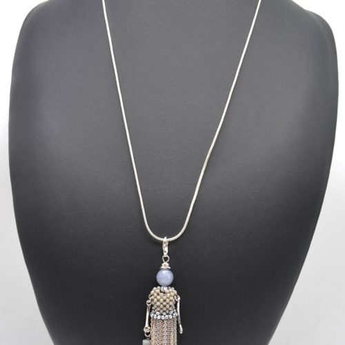 Sautoir-Collier-Pendentif-Poupee-Robe-Perles-et-Chaines-Metal-Gris
