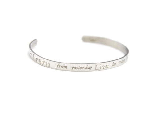 Bracelet-Jonc-Fin-Ouvert-Acier-Argente-avec-Message-Learn-Live-Hope