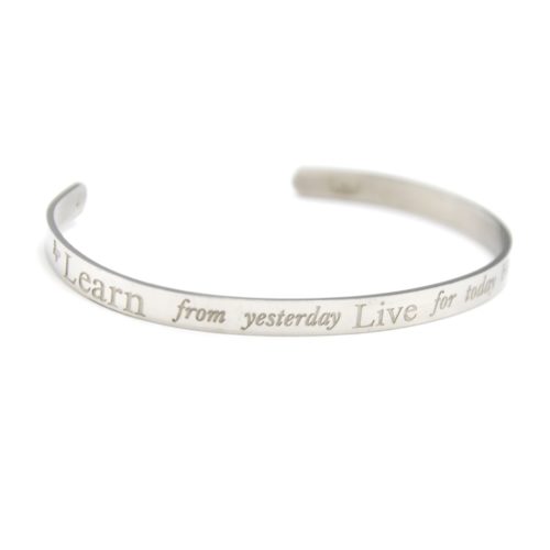 Bracelet-Jonc-Fin-Ouvert-Acier-Argente-avec-Message-Learn-Live-Hope