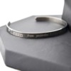 Bracelet-Jonc-Fin-Ouvert-Acier-Argente-avec-Message-Learn-Live-Hope