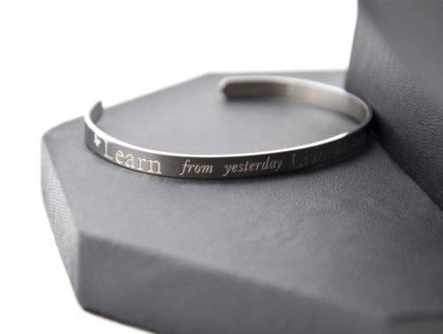 Bracelet-Jonc-Fin-Ouvert-Acier-Argente-avec-Message-Learn-Live-Hope