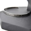 Bracelet-Jonc-Fin-Ouvert-Acier-Argente-avec-Message-Learn-Live-Hope